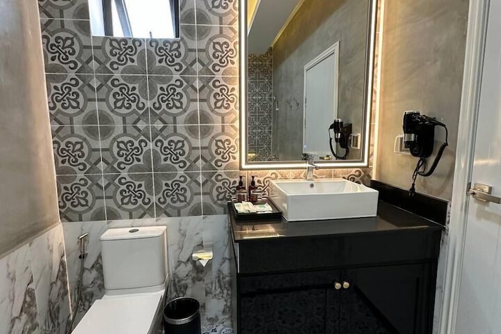 Room 44 of 100