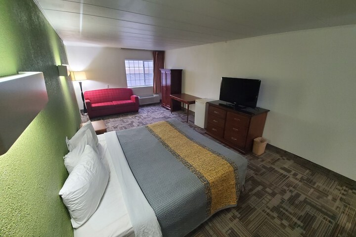 1 King Bed (1 of 13)