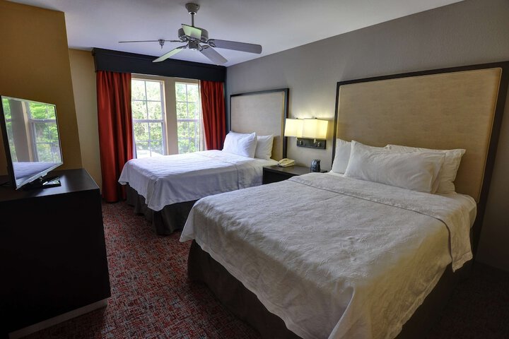 2 Bedrooms Suite King Bed 2 Queen Beds 2 Bathrooms Sofa Living Area Kitchen (19 of 22)