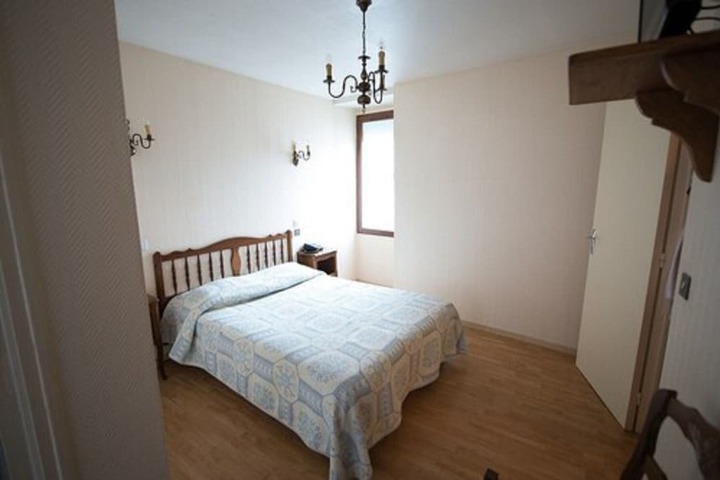 Room 4 of 16