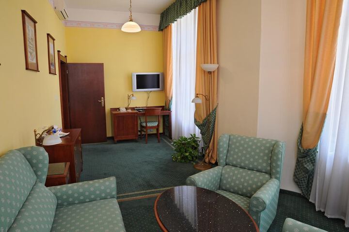 Room 32 of 61