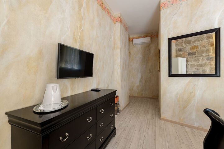 Room 9 of 52