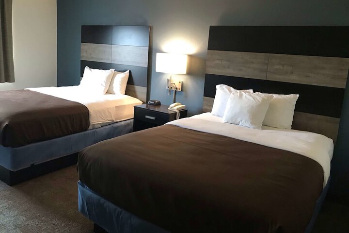2 Queen Beds (1 of 9)
