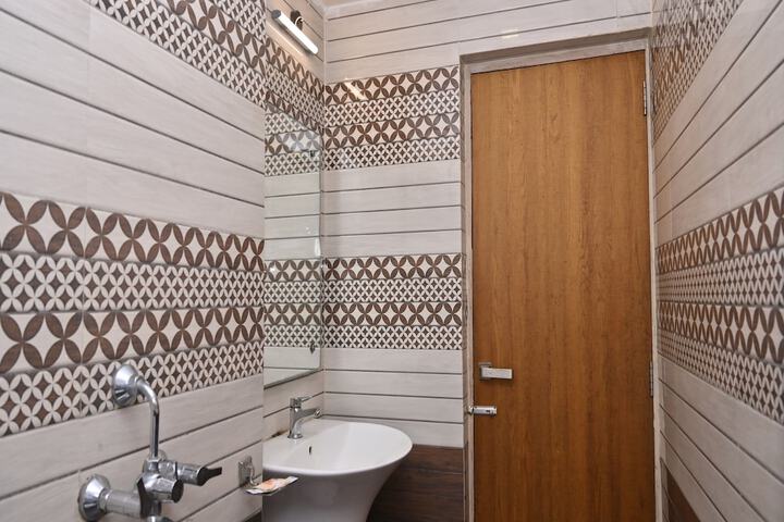 Room 15 of 114