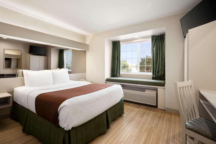 1 Queen Bed (18 of 26)