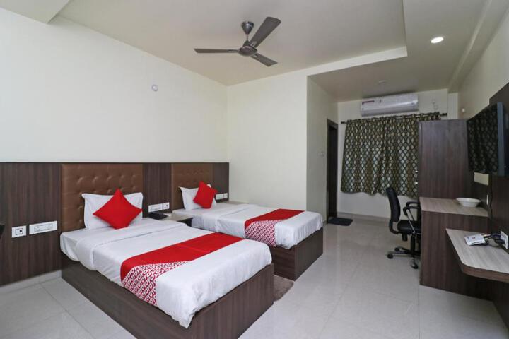 OYO 37989 Hotel Debarshi
