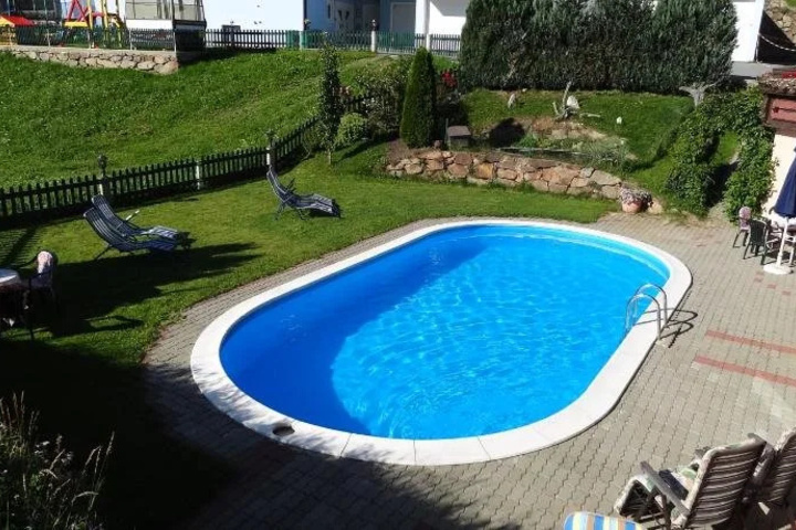 Pool 10 of 17