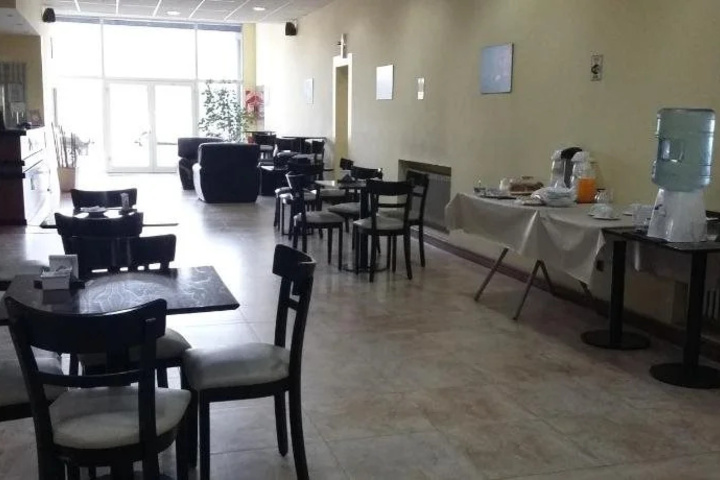 Dining 16 of 19