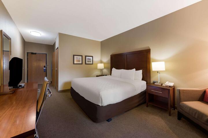 1 King Bed Accessible (15 of 16)