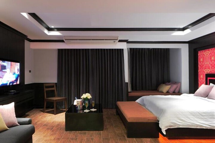Room 5 of 153