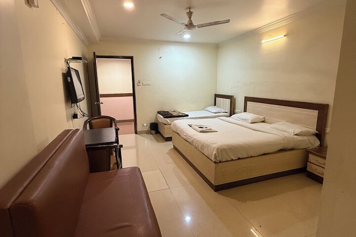 Room 6 of 12