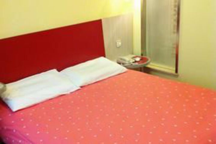 Room 13 of 21