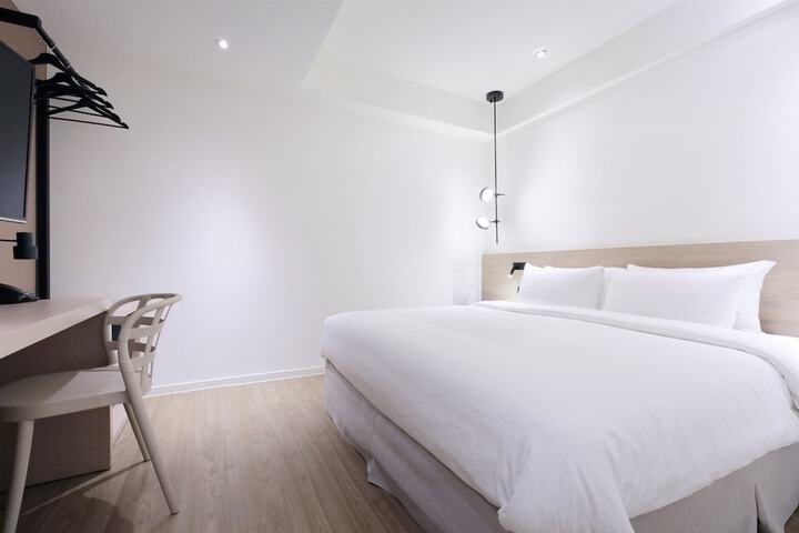 Room 32 of 67