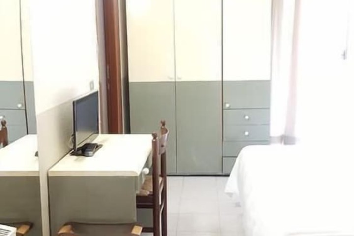 Room 5 of 12