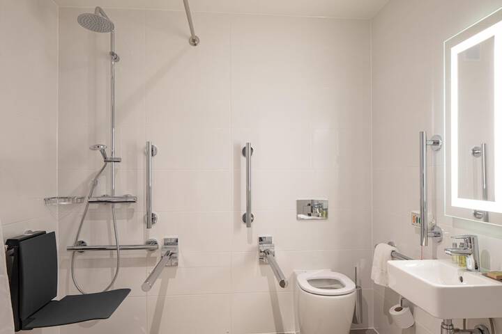 Room 42 of 80