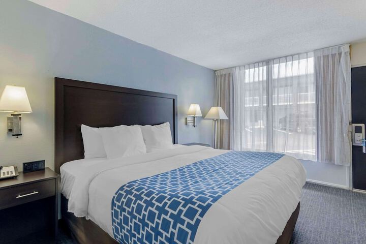 1 King Bed Efficiency (3 of 11)