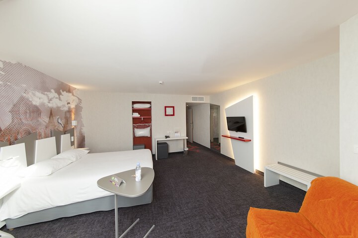 Room 47 of 143