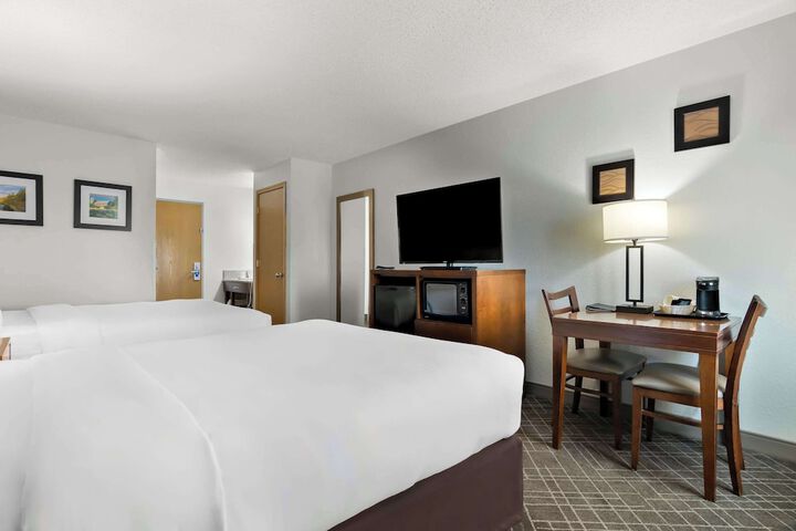 2 Queen Beds (6 of 6)