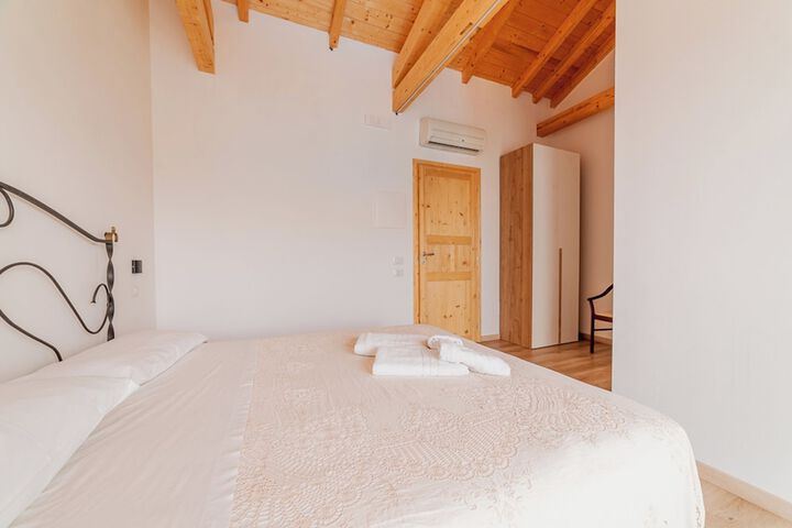 Room 4 of 94