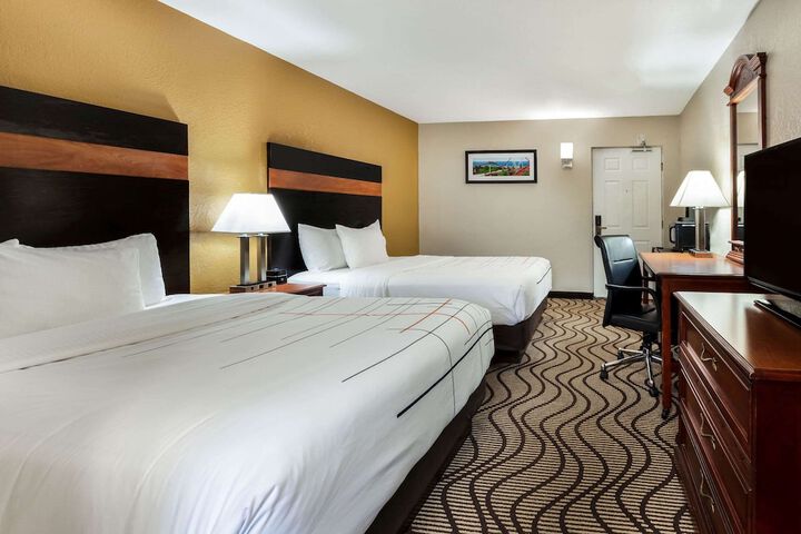 2 Queen Beds (2 of 13)