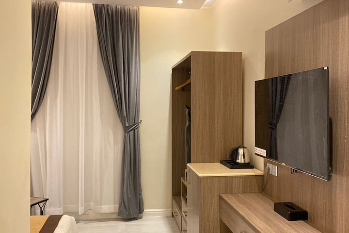 Room 5 of 19
