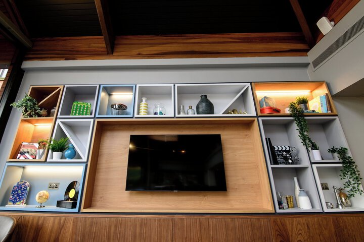 Lounge 49 of 79