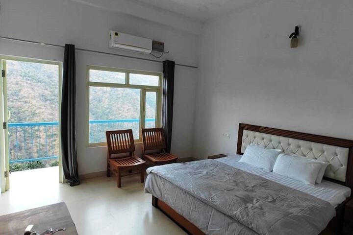 Room 3 of 34