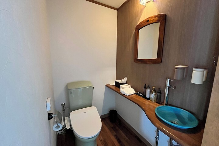 Room 7 of 18