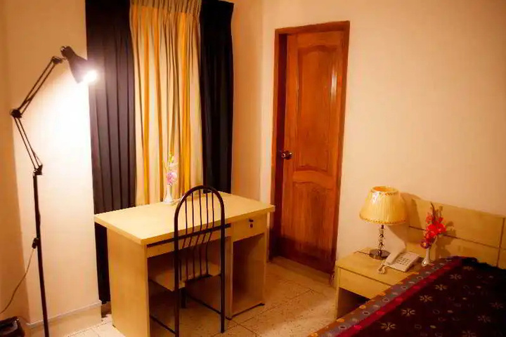 Room 7 of 12