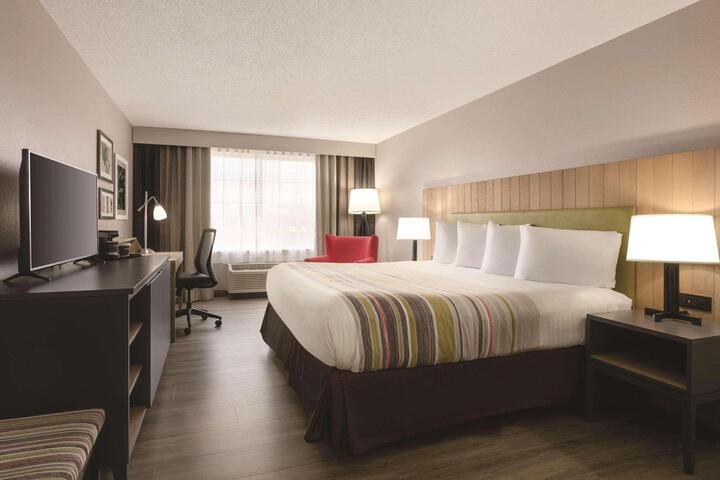 1 King Bed (2 of 10)