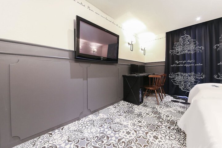 Room 18 of 48