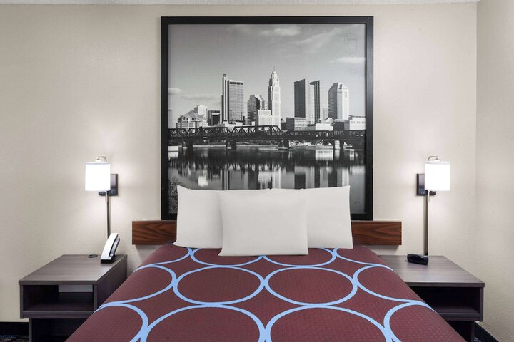 1 Queen Bed (16 of 17)