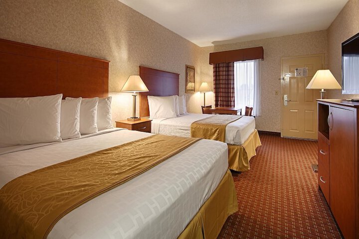 1 Queen Bed (2 of 9)