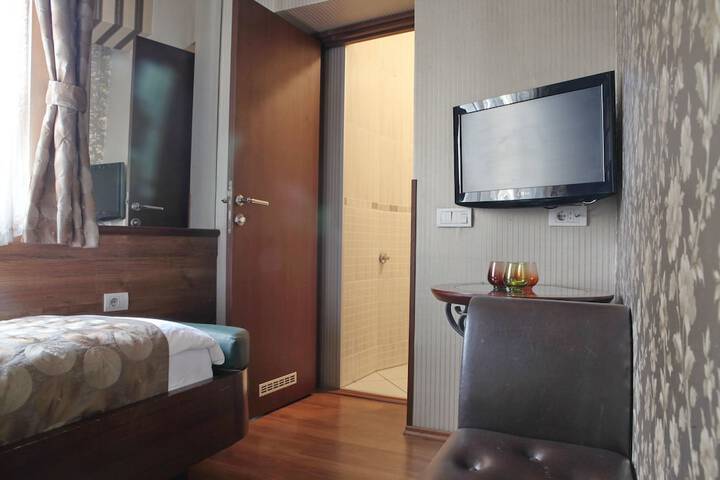 Room 16 of 53