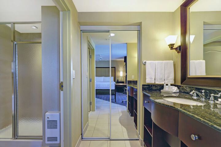 1 King Bed Whirlpool Studio Suite (16 of 22)
