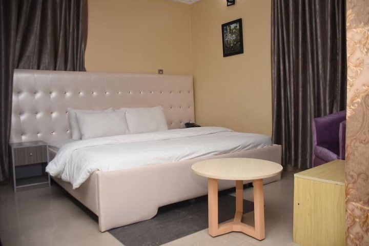 Room 4 of 10