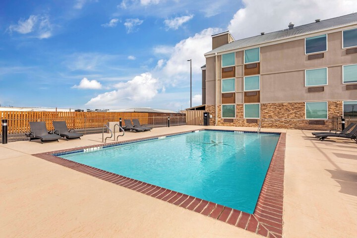 Pool 14 of 25