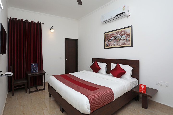 Room 9 of 18