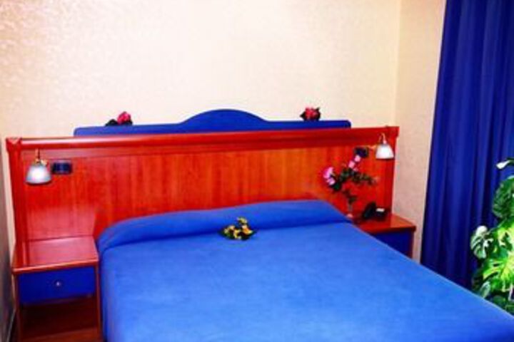 Room 11 of 25