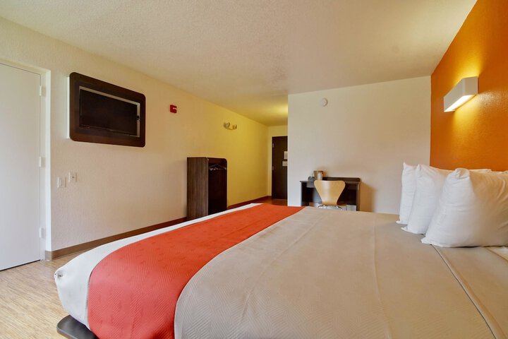 1 King Bed (12 of 18)