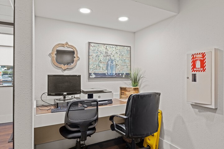 Business Center 41 of 63