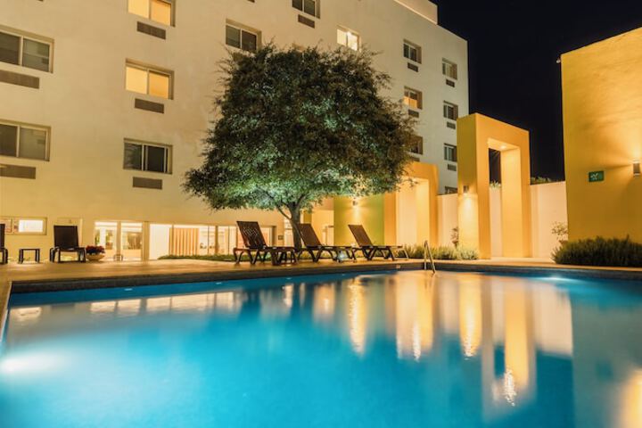 Hotel Pool