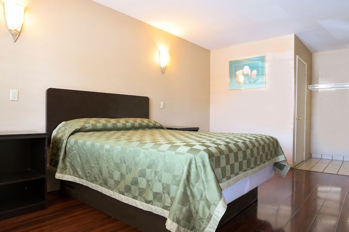 1 Queen Bed (11 of 18)