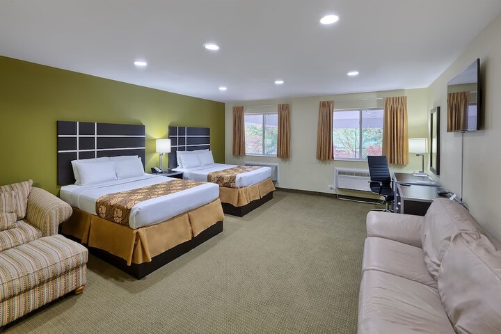 Accessible 1 Queen Bed (7 of 14)