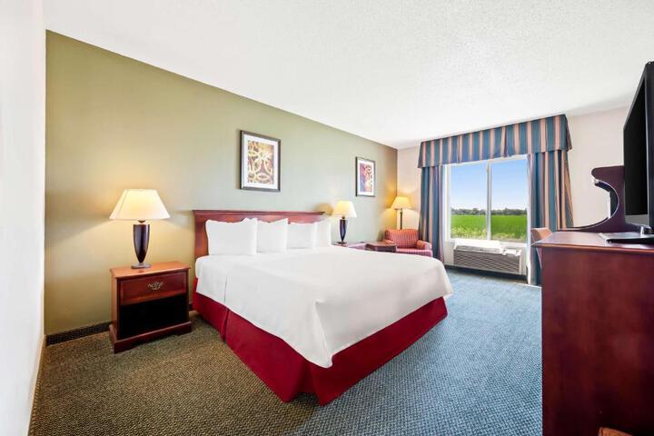 1 King Accessible Bathtub Microwave, Refrigerator WiFi Full Breakfast (1 of 18)
