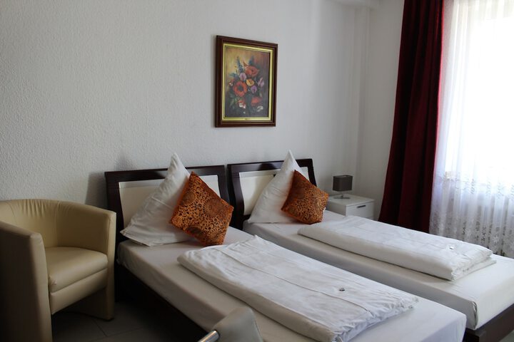 Room 4 of 36