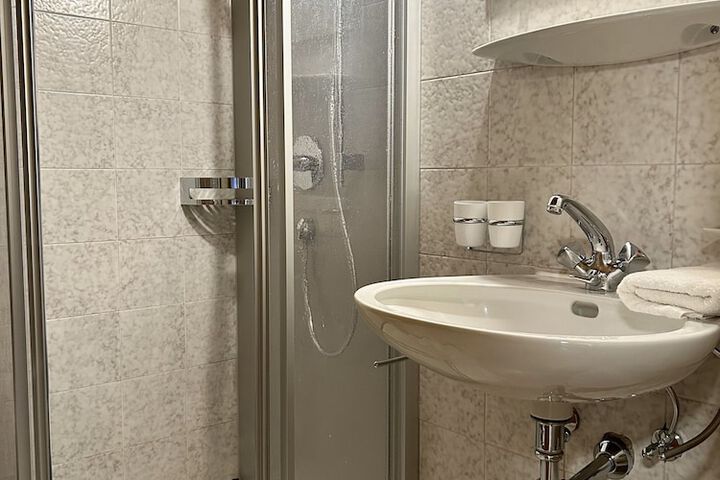 Room 42 of 114
