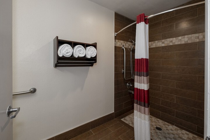 ADA Deluxe Queen with Roll in Shower (34 of 41)