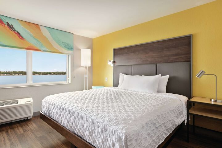 1 King Bed (2 of 13)