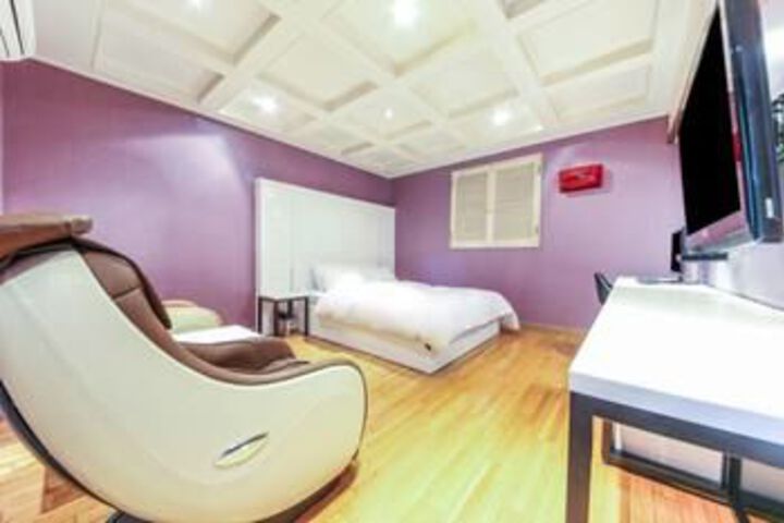 Room 6 of 17